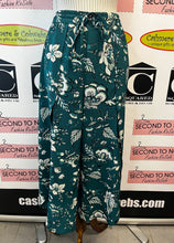 Cargar imagen en el visor de la galería, Cleo Printed Cropped Pants (Size S)