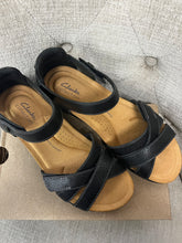 Load image into Gallery viewer, Clarks April Poppy Leather Sandals (Size 8 Wide)
