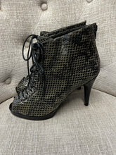 Load image into Gallery viewer, Leather Snakeskin ‘High Heel Power’ Heels (Size 8)