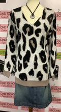 Cargar imagen en el visor de la galería, NWT Cheetah Plush Sweater (Size XXL)