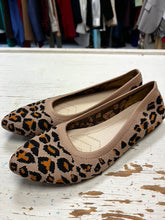 Cargar imagen en el visor de la galería, Soft Knit Cheetah Print Flats (Size 9)