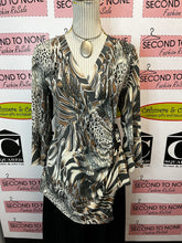 Cargar imagen en el visor de la galería, Frank Lyman Wrap Top (Size 16)