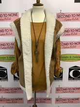 Cargar imagen en el visor de la galería, Old Navy Faux Suede Vest (Size L)