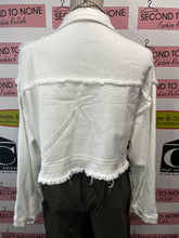 Cargar imagen en el visor de la galería, Cropped White Denim Jacket With Flower Motif