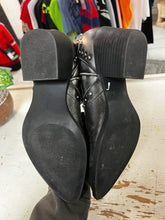 Cargar imagen en el visor de la galería, Dirty Laundry Studded Western Boots (Size 9)