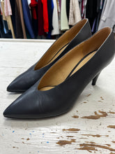 Cargar imagen en el visor de la galería, Michael Kors Pointed Toe Heels (Size 8 1/2)