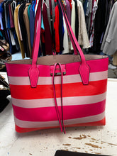 Cargar imagen en el visor de la galería, Guess Reversible 3-in-1 Tote Bag