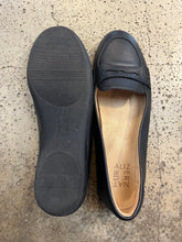 Cargar imagen en el visor de la galería, Naturalizer Black Leather Loafers (Size 8)