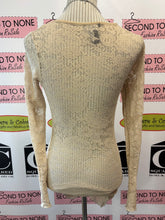 Cargar imagen en el visor de la galería, Jules & James Beige Lace Long Sleeve (Size S)
