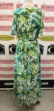 Charger l'image dans la galerie, NWT Laura Tropical Flowy Dress (Size 12)