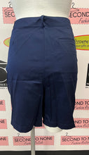 Cargar imagen en el visor de la galería, NWT Navy IZOD Stretch Shorts (Size 16)