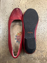Load image into Gallery viewer, Taos Cherry Red Leather Shoes (Size 8)
