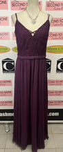 Cargar imagen en el visor de la galería, Purple Lace Formal Gown & Shawl (Size 20)