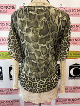 Charger l'image dans la galerie, NWT Michael Kors Snake Print Top (Size S)