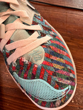 Cargar imagen en el visor de la galería, Zapatillas de baloncesto Nike Kyrie Low 2 multicolor (talla 10 para mujer/8 para hombre)
