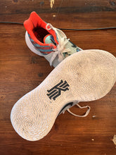 Cargar imagen en el visor de la galería, Zapatillas de baloncesto Nike Kyrie Low 2 multicolor (talla 10 para mujer/8 para hombre)