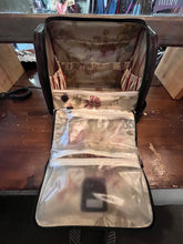 Cargar imagen en el visor de la galería, Estuche de viaje para cosméticos Brighton Bags