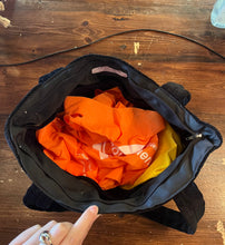 Cargar imagen en el visor de la galería, Black Floral Tote Purse