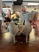 Charger l'image dans la galerie, Le Chateau ‘Luxe’ Suede Heels (Size 10)