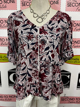 Charger l'image dans la galerie, Lucky Brand Red Floral Blouse (Size M)
