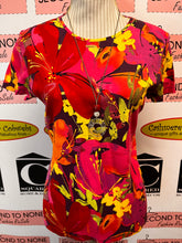 Charger l'image dans la galerie, Croft & Barrow Bold Colourful Floral T-Shirt (Size M)