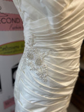 Charger l'image dans la galerie, David’s Bridal Ivory Wedding Dress with Bag (Size 12)