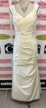Charger l'image dans la galerie, David’s Bridal Ivory Wedding Dress with Bag (Size 12)