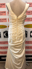 Charger l'image dans la galerie, David’s Bridal Ivory Wedding Dress with Bag (Size 12)