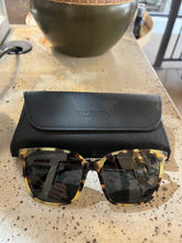 Cargar imagen en el visor de la galería, Authentic Valentino ‘Garavani’ Tortoiseshell Sunglasses