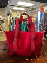 Cargar imagen en el visor de la galería, Kenneth Cole Reaction Red Felt Bag