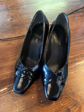 Cargar imagen en el visor de la galería, Black Patton Croc Heels (Size 6.5)