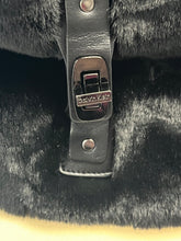 Cargar imagen en el visor de la galería, NWT Collar de piel sintética de Calvin Klein