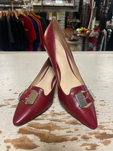 Charger l'image dans la galerie, Nine West Muted Red & Gold Buckle Pumps (Size 8.5)
