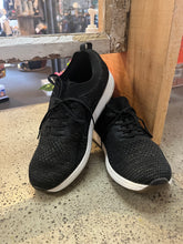 Cargar imagen en el visor de la galería, Skechers Go Golf Shoes (Size 8.5)