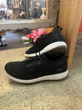 Cargar imagen en el visor de la galería, Skechers Go Golf Shoes (Size 8.5)