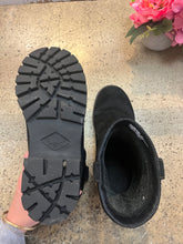 Cargar imagen en el visor de la galería, Black Suede Winter Boots (Size 6)