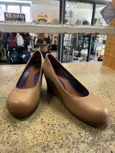 Cargar imagen en el visor de la galería, Crocs Leather Wedges (Size 7)