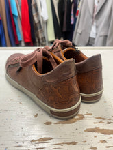 Charger l'image dans la galerie, Taxi Dayna Embossed Sneakers (Size 9/EU 40)