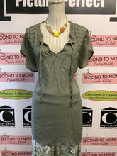 Charger l'image dans la galerie, Lily Morgan Army Green Eyelet Top (Size 3X)