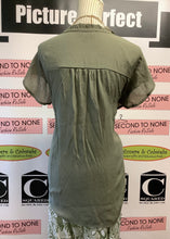 Charger l'image dans la galerie, Lily Morgan Army Green Eyelet Top (Size 3X)