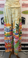 Cargar imagen en el visor de la galería, True Destinations Fun Summer Pants (Size L)