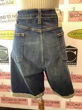 Cargar imagen en el visor de la galería, NWT Levi's Slim Cuffed Shorts (Size 42)