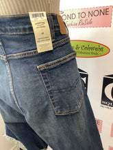 Cargar imagen en el visor de la galería, NWT Levi's Slim Cuffed Shorts (Size 42)