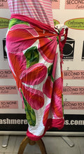 Cargar imagen en el visor de la galería, Large Floral Beach Wrap (One Size)