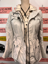 Cargar imagen en el visor de la galería, Creenstone Ivory Quilted All Season Jacket (Size S/M)