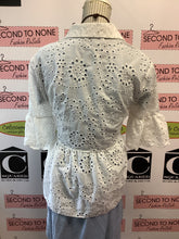 Cargar imagen en el visor de la galería, White Eyelet Lace Flouncy Blouse (Size 2XL)