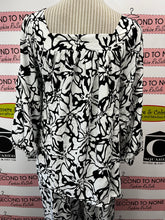 Load image into Gallery viewer, Black & White Abstract Print Top