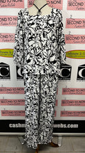 Load image into Gallery viewer, Black & White Abstract Print Top