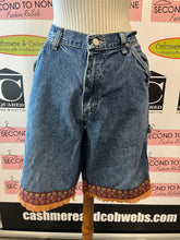 Charger l'image dans la galerie, Upcycled Vintage Wrangler Shorts (Waist 32" = L)