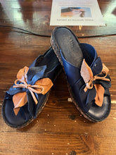 Charger l'image dans la galerie, All Leather Flower Slip On Sandals (Size 8/EU 39)